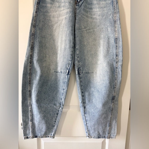 BLANKNYC Light Wash Barrel Jean - Picture 2 of 6